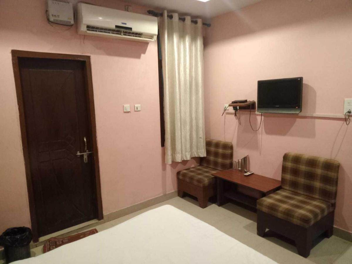 Oyo Flagship 81055 Hotel Barsana Phaphamau Exterior foto